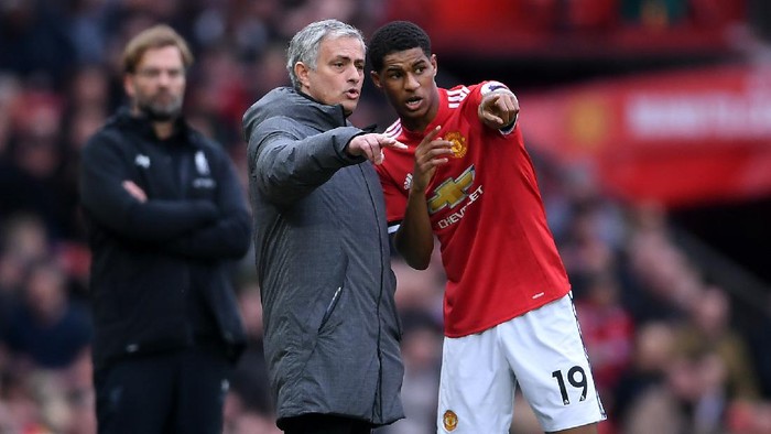 MANCHESTER, ENGLAND - MARCH 10:  Jose Mourinho, Manager of Manchester United speaks with Marcus Rashford during the Premier League match between Manchester United and Liverpool at Old Trafford on March 10, 2018 in Manchester, England.  (Photo by Laurence Griffiths/Getty Images)