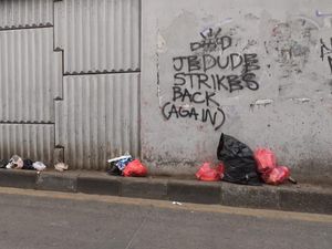 Solusi Sampah Jalanan Ciputat Dinanti, Isu Warga Susah Diatur Mengiringi