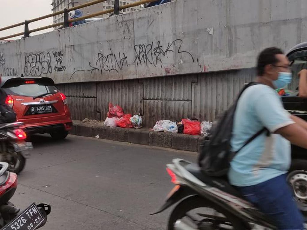 Agar Sampah Enyah dari Jalanan Ciputat, Gerindra Minta Satpol PP Stand By Agar Sampah Enyah dari Jalanan Ciputat, Gerindra Minta Satpol PP Stand By