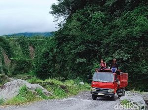 Merapi Luncurkan Awan Panas, Truk-truk Penambang Pasir Bubar Merapi Luncurkan Awan Panas, Truk-truk Penambang Pasir Bubar