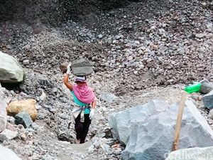 Merapi Siaga, Penambang Pasir di Klaten Tetap Bekerja