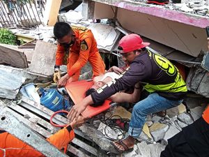Kondisi Tenda Pengobatan Darurat di Mamuju