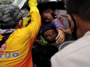 Momen Dramatis Petugas Gabungan Evakuasi Korban Gempa di Mamuju Momen Dramatis Petugas Gabungan Evakuasi Korban Gempa di Mamuju