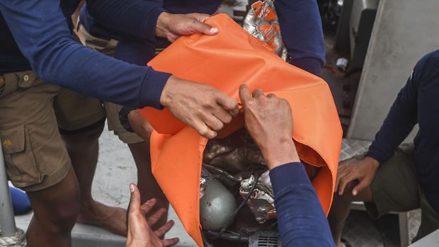 Prajurit Dinas Penyelamatan Bawah Air (Dislambair) TNI AL memindahkan puing yang ditemukan di sekitar lokasi jatuhnya pesawat Sriwijaya Air nomor penerbangan SJ 182 di geladak KRI Rigel-933 di perairan Kepulauan Seribu, Jakarta, Kamis (14/1/2021). Tim SAR gabungan pada hari keenam kembali melakukan pencarian dari puing dan korban dari pesawat Sriwijaya Air SJ 182 dengan rute Jakarta-Pontianak yang jatuh di antara Pulau Laki dan Pulau Lancang pada Sabtu (9/1/2021). ANTARA FOTO/M Risyal Hidayat/wsj.