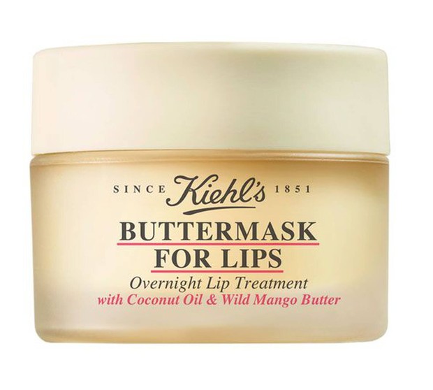 Cara terbaik untuk melakukannya adalah dengan perawatan bibir semalaman yang bekerja saat kamu tidur. Kiehls salah satu brand yang memiliki produk lip mask terbaik.