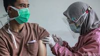 Para Nakes Disuntik Vaksin Corona di Puskesmas Kebayoran Lama