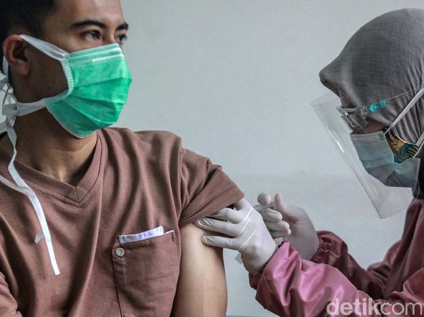 Para Nakes Disuntik Vaksin Corona di Puskesmas Kebayoran Lama