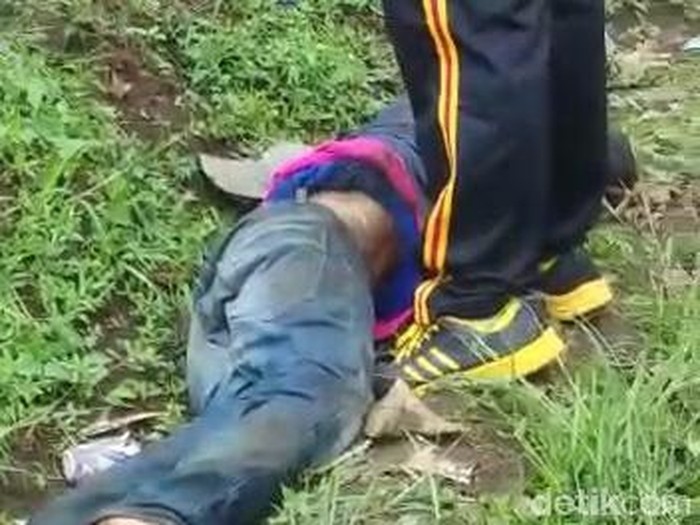 Pelaku curanmor di Cianjur pura-pura pingsan untuk hindari amukan massa Pelaku curanmor di Cianjur pura-pura pingsan untuk hindari amukan massa