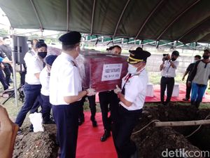Jenazah Ekstra Kru Sriwijaya Air Fadly Satrianto Dimakamkan di Surabaya Jenazah Ekstra Kru Sriwijaya Air Fadly Satrianto Dimakamkan di Surabaya