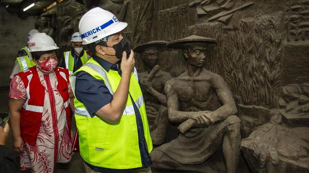 Menteri BUMN Erick Thohir meninjau lokasi penemuan relief di gedung Sarinah, Jakarta, Kamis (14/1/2021). Relief tersebut akan direstorasi dan dipamerkan kepada publik saat pemugaran gedung Sarinah rampung. ANTARA FOTO/Dhemas Reviyanto