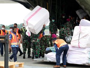 TNI AU Kerahkan 2 Hercules ke Sulbar-Kalsel, Angkut Personel-Logistik-Tenda