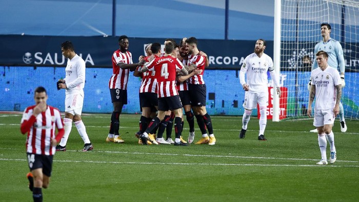 MALAGA, SPAIN - JANUARY 14: Raul Garcia of Athletic Bilbao celebrates with teammates after scoring their teams first goal during the Supercopa de Espana Semi Final match between Real Madrid and Athletic Club at Estadio La Rosaleda on January 14, 2021 in Malaga, Spain. Sporting stadiums around Spain remain under strict restrictions due to the Coronavirus Pandemic as Government social distancing laws prohibit fans inside venues resulting in games being played behind closed doors. (Photo by Fran Santiago/Getty Images)