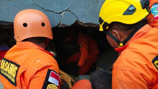 Potret Evakuasi Korban Gempa Majene