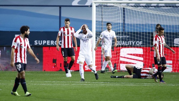MALAGA, SPAIN - JANUARY 14: Sergio Ramos of Real Madrid reacts after a missed chance during the Supercopa de Espana Semi Final match between Real Madrid and Athletic Club at Estadio La Rosaleda on January 14, 2021 in Malaga, Spain. Sporting stadiums around Spain remain under strict restrictions due to the Coronavirus Pandemic as Government social distancing laws prohibit fans inside venues resulting in games being played behind closed doors. (Photo by Fran Santiago/Getty Images)