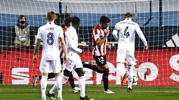 Real Madrid Athletic Bilbaos Raul Garcia, right, celebrates with teammates after scoring the opening goal during Spanish Super Cup semi final soccer match between Real Madrid and Athletic Bilbao at La Rosaleda stadium in Malaga, Spain, Thursday, Jan. 14, 2021. (AP Photo/Jose Breton)