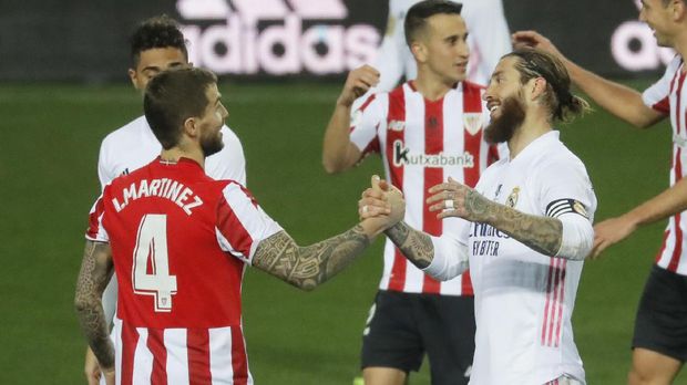Soccer Football - Spanish Super Cup - Semi Final - Real Madrid v Athletic Bilbao - La Rosaleda Stadium, Malaga, Spain - January 14, 2021 Athletic Bilbao's Inigo Martinez shakes hands with Real Madrid's Sergio Ramos at the end of the match REUTERS/Jon Nazca