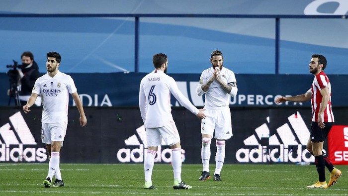 MALAGA, SPAIN - JANUARY 14: Sergio Ramos of Real Madrid reacts after defeat in the Supercopa de Espana Semi Final match between Real Madrid and Athletic Club at Estadio La Rosaleda on January 14, 2021 in Malaga, Spain. Sporting stadiums around Spain remain under strict restrictions due to the Coronavirus Pandemic as Government social distancing laws prohibit fans inside venues resulting in games being played behind closed doors. (Photo by Fran Santiago/Getty Images)