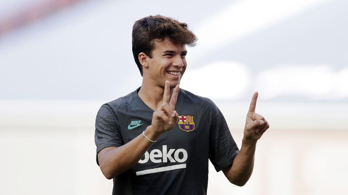 LISBON, PORTUGAL - AUGUST 13: Riqui Puig of FC Barcelona reacts as he arrives to the training session ahead of their UEFA Champions League quarter-final match against Bayern Munich at Estadio do Sport Lisboa e Benfica on August 13, 2020 in Lisbon, Portugal. (Photo by Manu Fernandez/Pool via Getty Images)