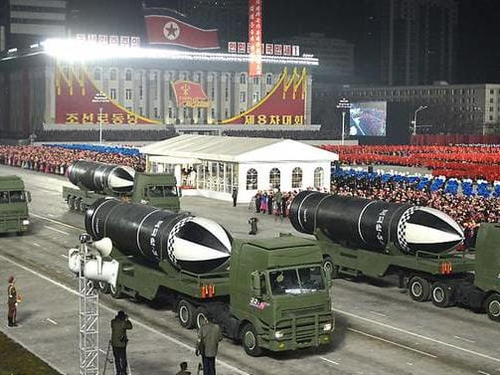 Korea Utara Pamer Rudal Kapal Selam Terbaru dalam Parade Militer Korea Utara Pamer Rudal Kapal Selam Terbaru dalam Parade Militer
