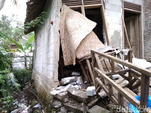 Tanah Gerak di Brebes, Puluhan Rumah Rusak-Terpaksa Dirobohkan Tanah Gerak di Brebes, Puluhan Rumah Rusak-Terpaksa Dirobohkan