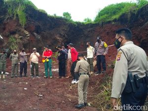 Tak Berizin, Penambangan Batu di Sukageuri Kuningan Disegel Petugas
