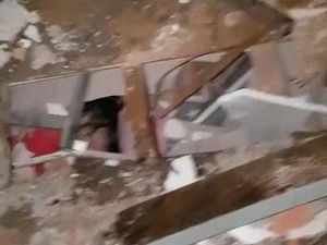 Tolong, Warga Terjebak Reruntuhan Akibat Gempa Majene M 6,2