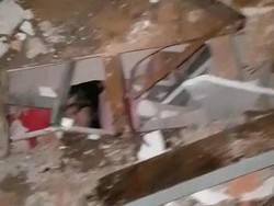 Tolong, Warga Terjebak Reruntuhan Akibat Gempa Majene M 6,2