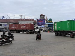 Lingkaran Setan Pungli di Pelabuhan yang Mencekik Sopir Truk