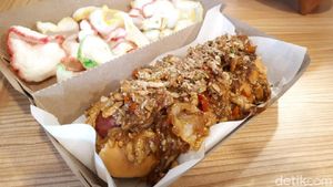Ada Hot Dog Topping Nasi Gila yang Unik di Sini
