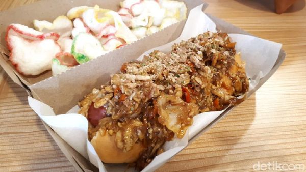 Ada Hot Dog Topping Nasi Gila yang Unik di Sini