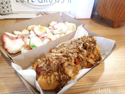Ada Hot Dog Topping Nasi Gila yang Unik di Sini