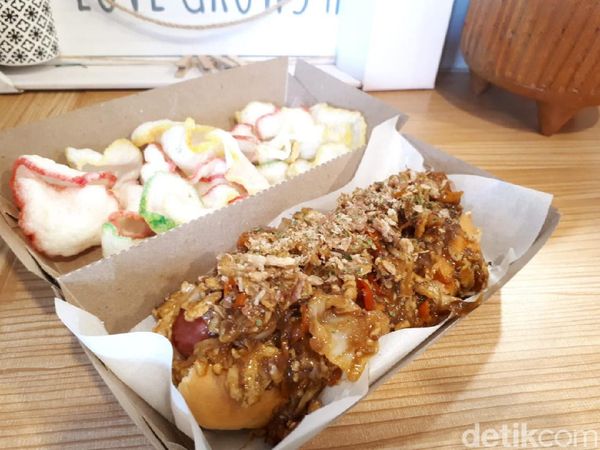 Ada Hot Dog Topping Nasi Gila yang Unik di Sini
