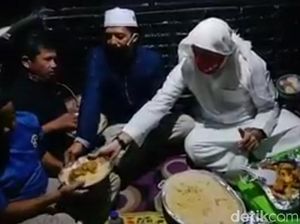 Kenangan Anak-anak Disabilitas di Garut Makan Nasi Kebuli Bareng Syekh Ali Jaber