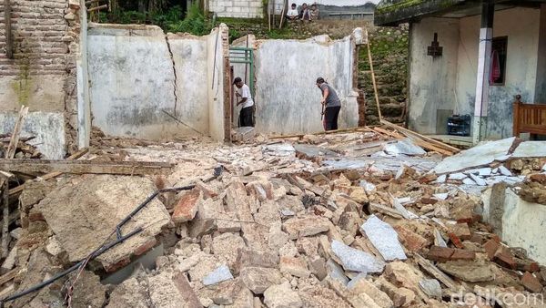 Tanah Gerak di Brebes, Puluhan Rumah Rusak