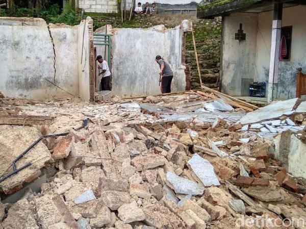 Tanah Gerak di Brebes, Puluhan Rumah Rusak