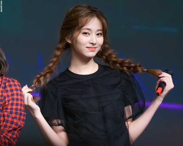 Tips mudah menata rambut panjang/ foto: pinterest.com/kpopping/ Tips mudah menata rambut panjang