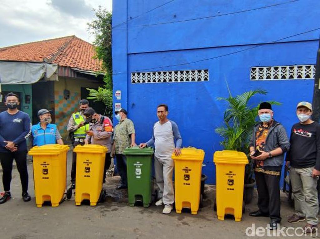 Solusi Masalah Sampah di Jalanan Ciputat, Pemkot Beri Tong-tong Sampah