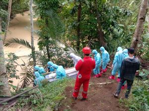 Full APD Seberangi Sungai Bawa Jenazah COVID-19 di Kulonprogo, Ini Faktanya