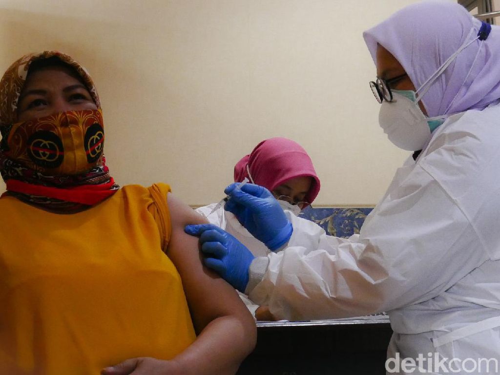9 Nakes RSUD Cibabat Batal Vaksinasi Gegara Komorbid-Salah Registrasi 9 Nakes RSUD Cibabat Batal Vaksinasi Gegara Komorbid-Salah Registrasi
