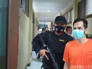 Ditangkap Polisi Karena Narkoba, Vokalis Kapten Kini Berbaju Tahanan Ditangkap Polisi Karena Narkoba, Vokalis Kapten Kini Berbaju Tahanan