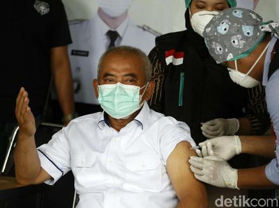 Wali Kota Bekasi Disuntik Vaksin COVID-19