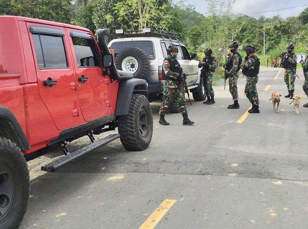 Wamen PUPR Cerita Ketatnya Penjagaan di Trans Papua Saat Sidak Jalan Longsor Wamen PUPR Cerita Ketatnya Penjagaan di Trans Papua Saat Sidak Jalan Longsor