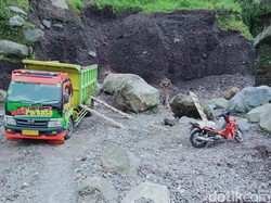 Di Tengah Ancaman Erupsi, Penambang Pasir Merapi Masih Terus Beroperasi