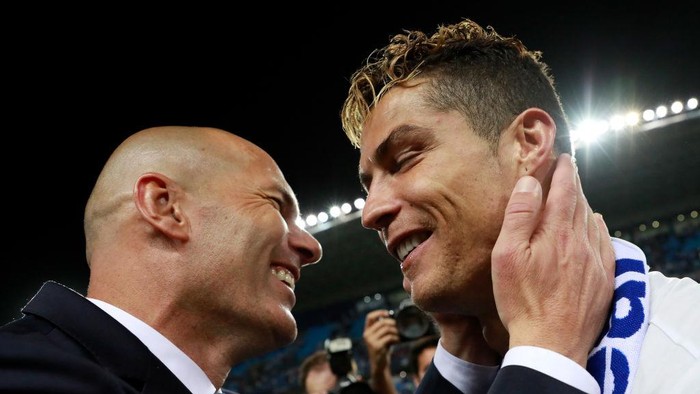MALAGA, SPAIN - MAY 21:  Zinedine Zidane, Manager of Real Madrid celebrates with Cristiano Ronaldo after being crowned champions following the La Liga match between Malaga and Real Madrid at La Rosaleda Stadium on May 21, 2017 in Malaga, Spain.  (Photo by Gonzalo Arroyo Moreno/Getty Images)