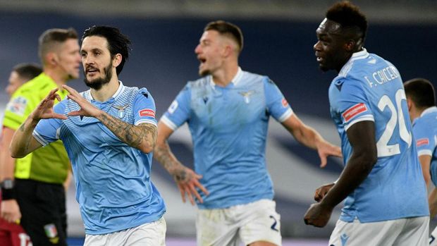 ROME, ITALY - JANUARY 15: Luis Alberto of SS Lazio celebrate a second goal with his team mates during the Serie A match between SS Lazio and AS Roma at Stadio Olimpico on January 15, 2021 in Rome, Italy.  (Photo by Marco Rosi - SS Lazio/Getty Images)