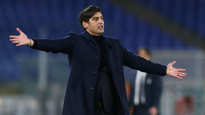 1296564155 ROME, ITALY - JANUARY 15: SS Roma coach Paulo Fonseca gestures during the Serie A match between SS Lazio and AS Roma at Stadio Olimpico on January 15, 2021 in Rome, Italy. (Photo by Paolo Bruno/Getty Images)