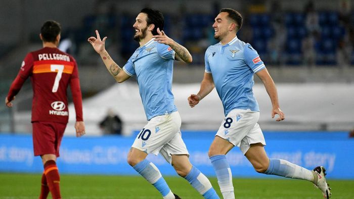 1296572128 ROME, ITALY - JANUARY 15: Luis Alberto of SS Lazio celebrate a third gol with his team mates during the Serie A match between SS Lazio and AS Roma at Stadio Olimpico on January 15, 2021 in Rome, Italy. (Photo by Marco Rosi - SS Lazio/Getty Images)