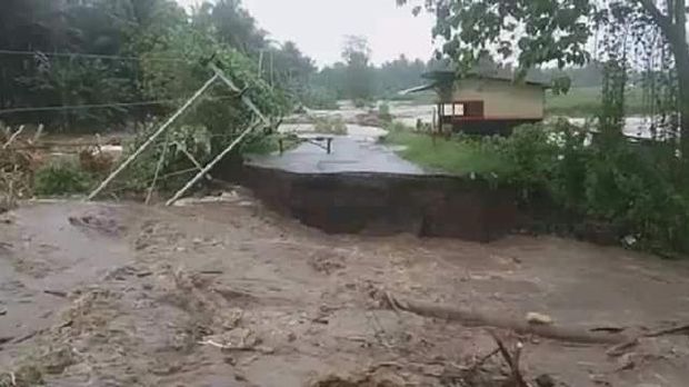 Jalan utama yang menghubungkan Kecamatan Loloda Utara dan Galela Utara di Kabupaten Halmahera Utara, Maluku Utara, ambruk diterjang banjir bandang, Sabtu (16/1).