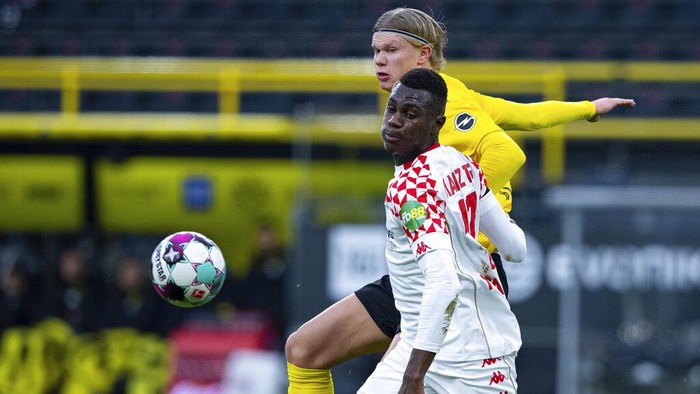 Mainzs Moussa Niakhate (front) and Dortmunds Erling Haaland fight for the ball during the Bundesliga soccer match between Borussia Dortmund and FSV Mainz 05 in Dortmund, Germany, Saturday, Jan. 16, 2021. (Guido Kirchner/Pool via AP)