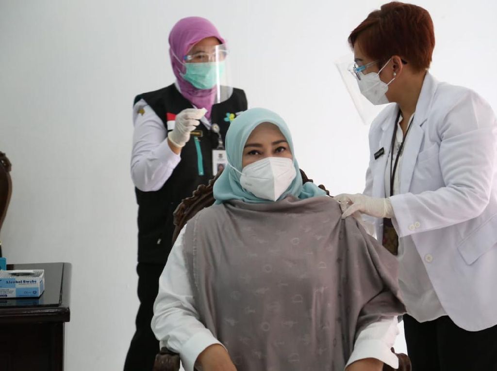 Ingatkan Warga soal Prokes, Bupati Pandeglang: Vaksin Hanya Pelengkap Ingatkan Warga soal Prokes, Bupati Pandeglang: Vaksin Hanya Pelengkap